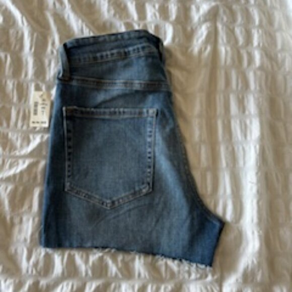 Aeropostale Women's 3" High-Rise Curvy Midi Denim Shorts NWT - Picture 6 of 6